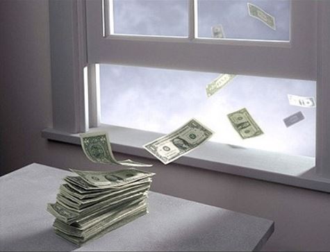 Vung tiền qua cửa sổ.